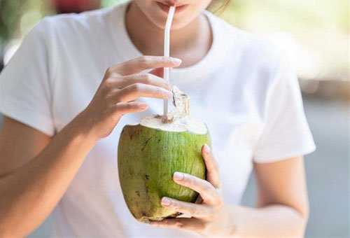 Uống nước dừa có làm kinh nguyệt ra sớm không?